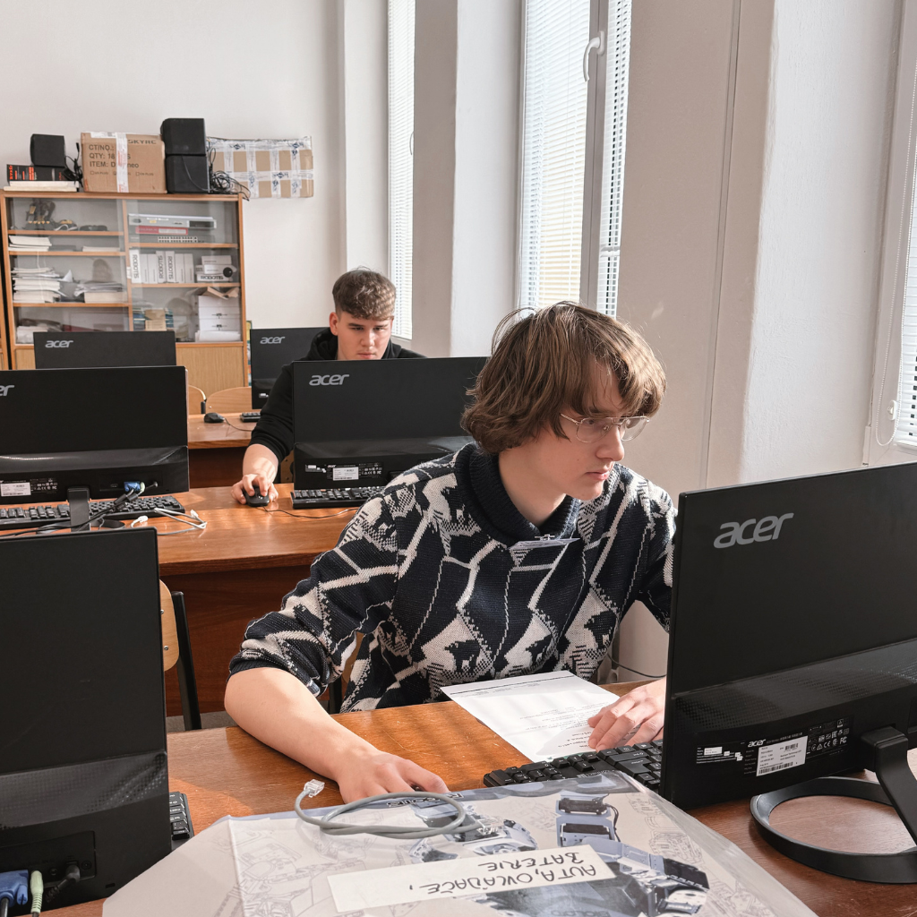 Studenti vyplňující odborný test