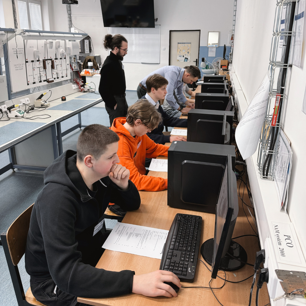 Studenti pracující se softwarem NET G